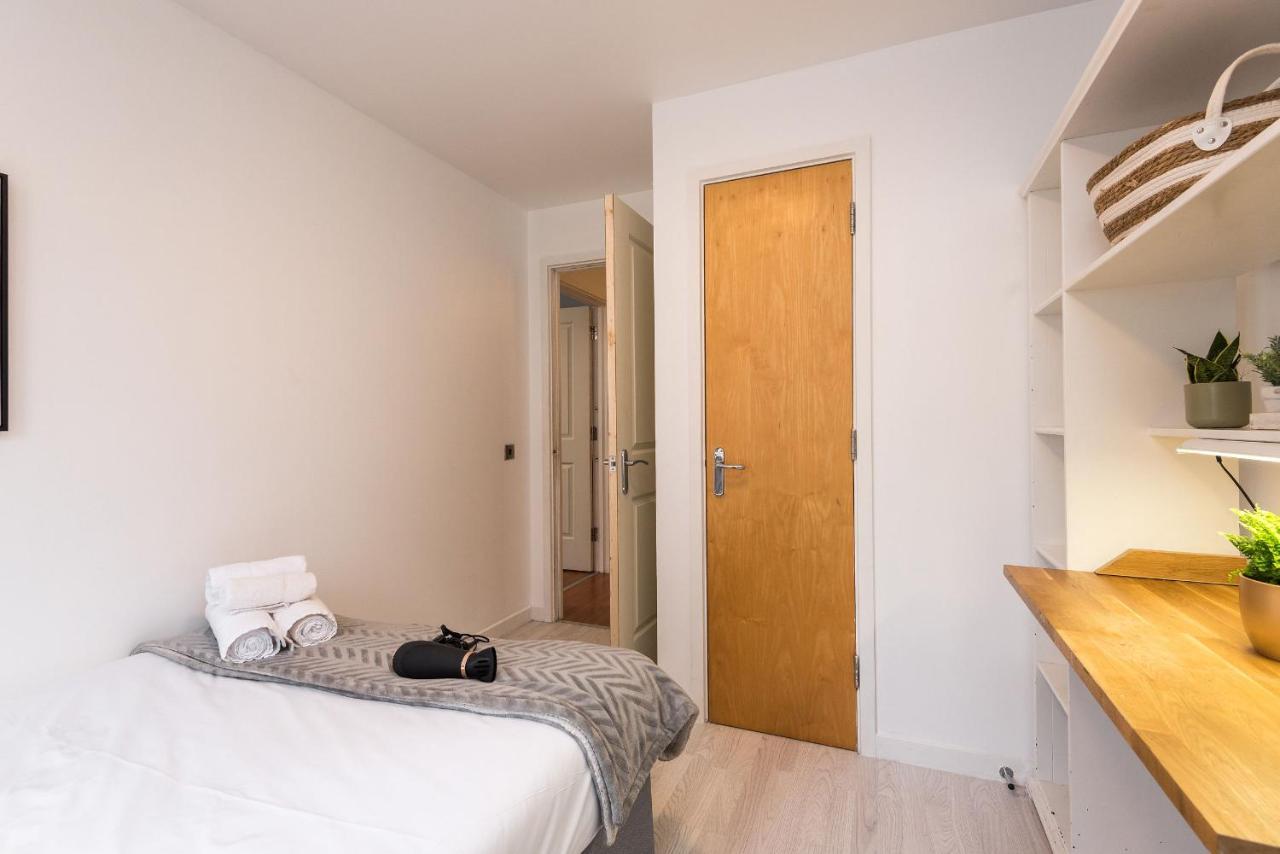 Modern Spacious 3 Bedroom City Centre Apartment - Free Parking - Private Balcony EDI Exteriér fotografie